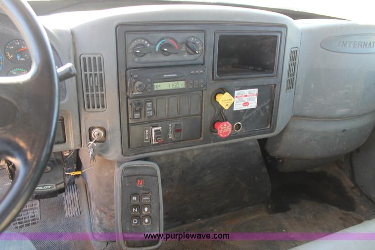 image for item J1320 2006 International 7300 bucket truck