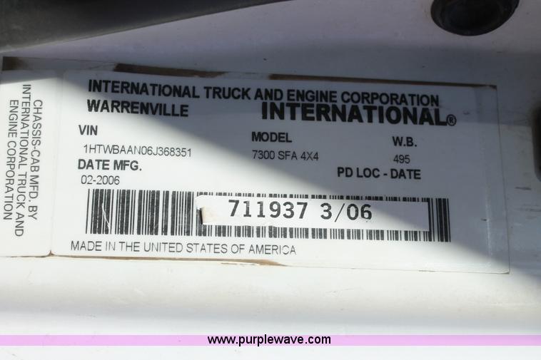 image for item J1320 2006 International 7300 bucket truck