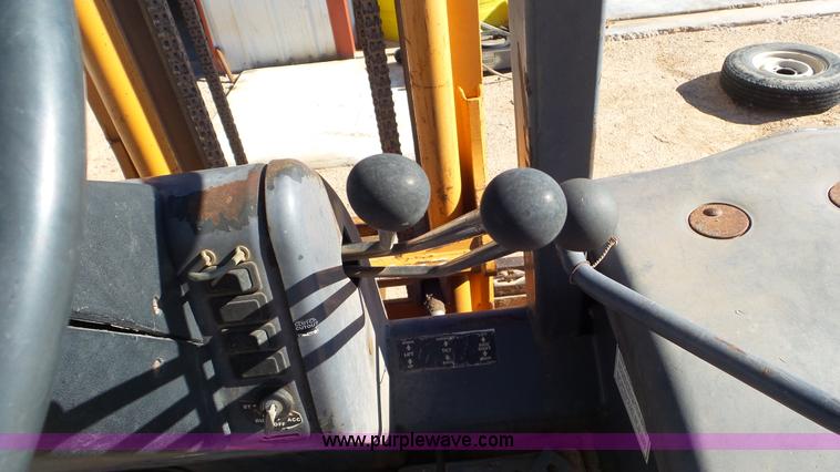 image for item J1333 2000 Case 586G forklift