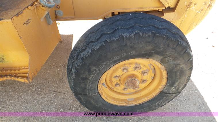 image for item J1333 2000 Case 586G forklift