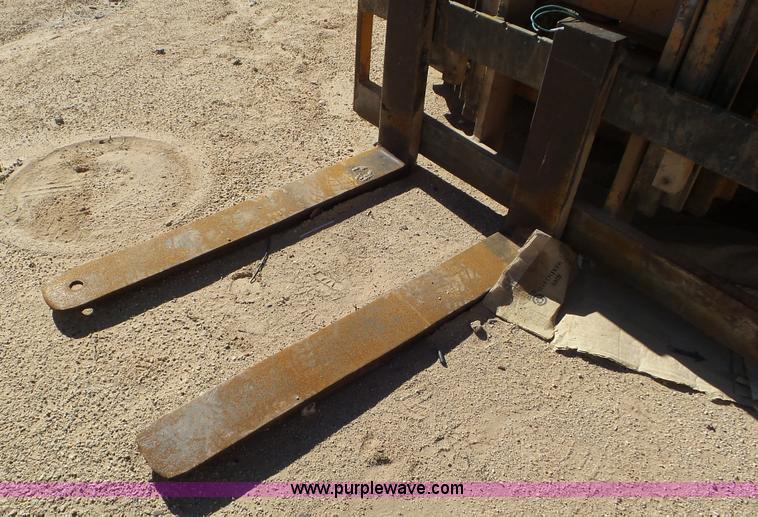 image for item J1333 2000 Case 586G forklift