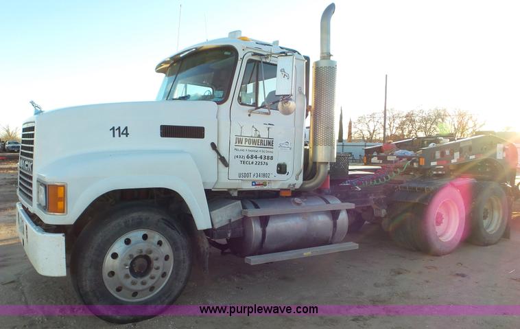 image for item J1334 2003 Mack CH613 semi truck