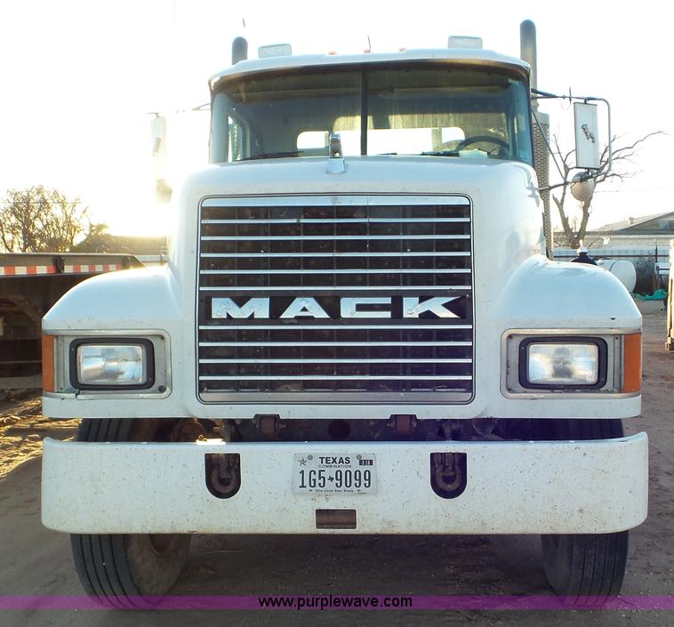 image for item J1334 2003 Mack CH613 semi truck