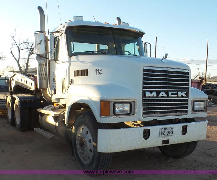 image for item J1334 2003 Mack CH613 semi truck