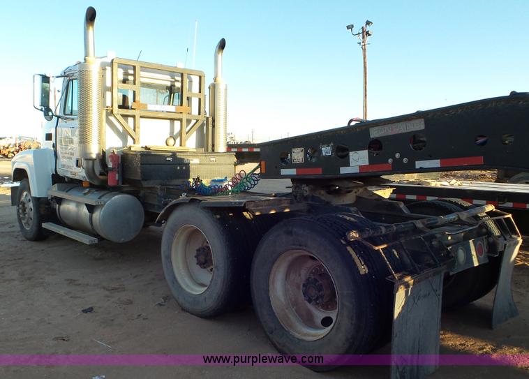 image for item J1334 2003 Mack CH613 semi truck