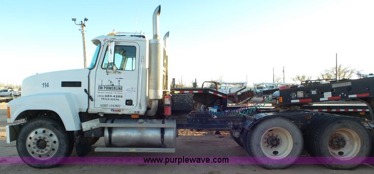 image for item J1334 2003 Mack CH613 semi truck
