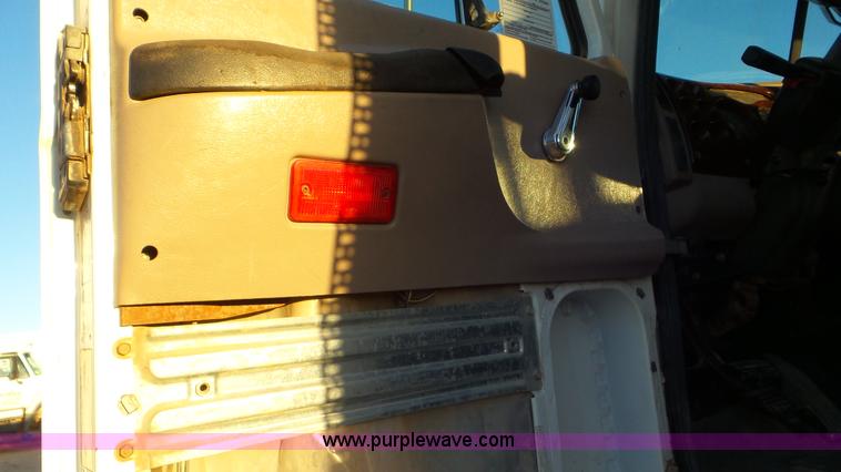 image for item J1334 2003 Mack CH613 semi truck