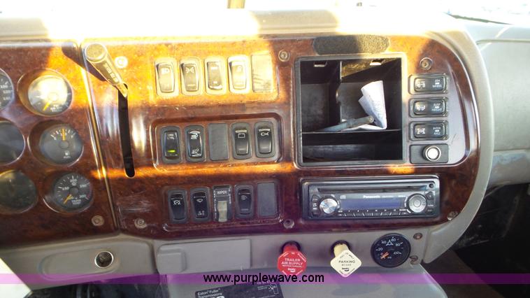 image for item J1334 2003 Mack CH613 semi truck