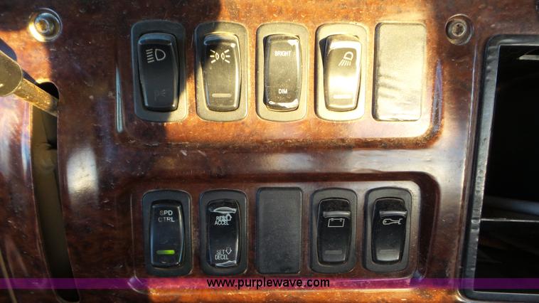 image for item J1334 2003 Mack CH613 semi truck