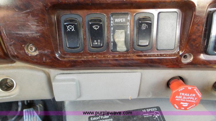 image for item J1334 2003 Mack CH613 semi truck