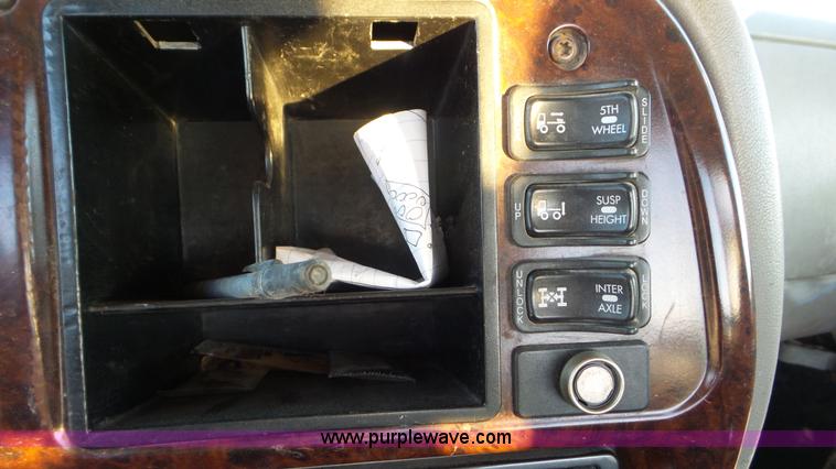 image for item J1334 2003 Mack CH613 semi truck