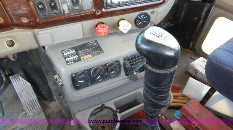 image for item J1334 2003 Mack CH613 semi truck