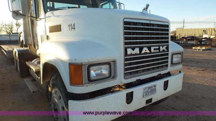 image for item J1334 2003 Mack CH613 semi truck