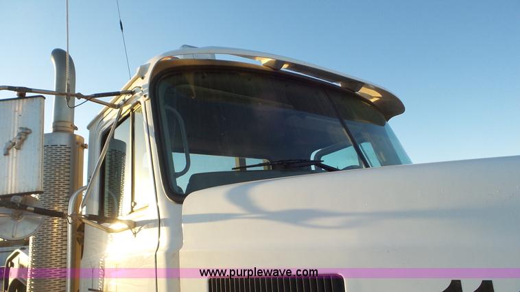 image for item J1334 2003 Mack CH613 semi truck