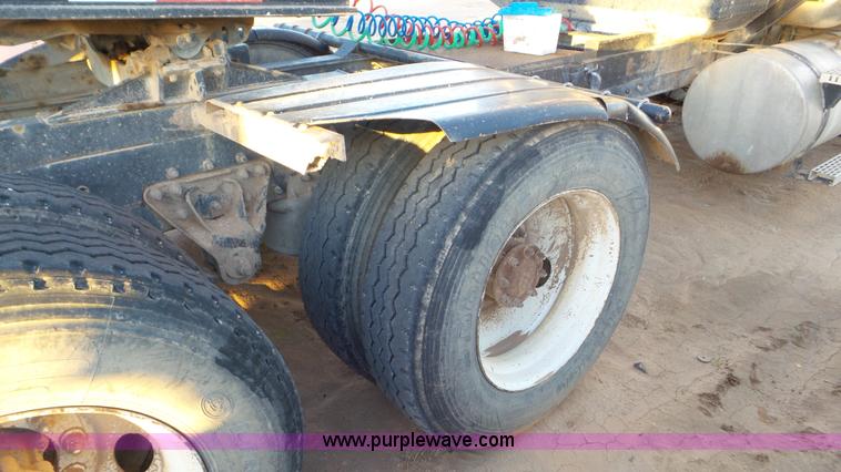 image for item J1334 2003 Mack CH613 semi truck