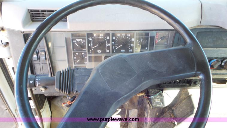 image for item J1335 1998 International 4700 flatbed truck