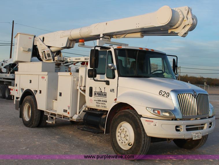 image for item J1340 2003 International Dura Star 4400 bucket truck