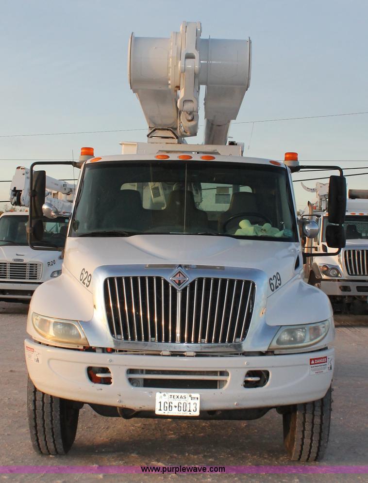 image for item J1340 2003 International Dura Star 4400 bucket truck
