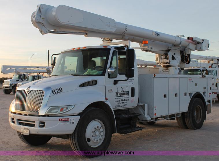 image for item J1340 2003 International Dura Star 4400 bucket truck