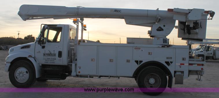 image for item J1340 2003 International Dura Star 4400 bucket truck