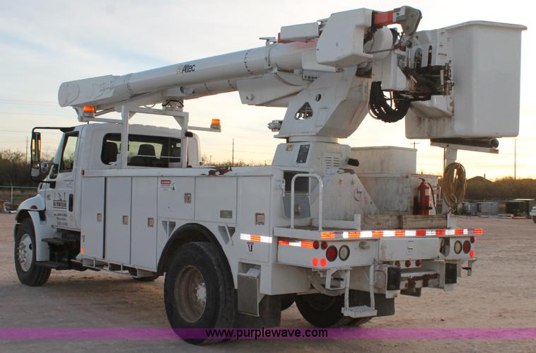 image for item J1340 2003 International Dura Star 4400 bucket truck