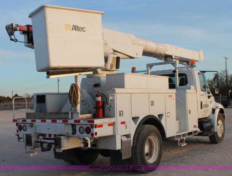 image for item J1340 2003 International Dura Star 4400 bucket truck