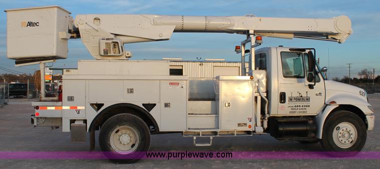 image for item J1340 2003 International Dura Star 4400 bucket truck