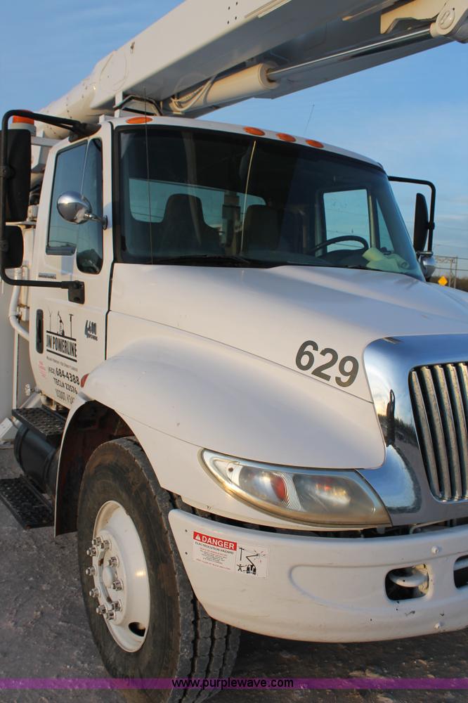 image for item J1340 2003 International Dura Star 4400 bucket truck