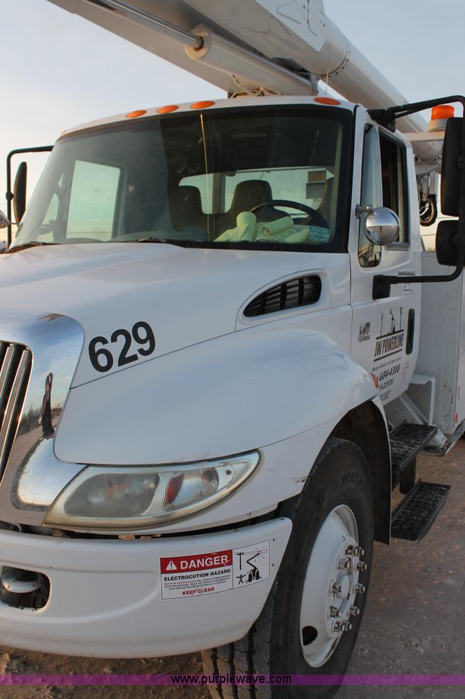 image for item J1340 2003 International Dura Star 4400 bucket truck