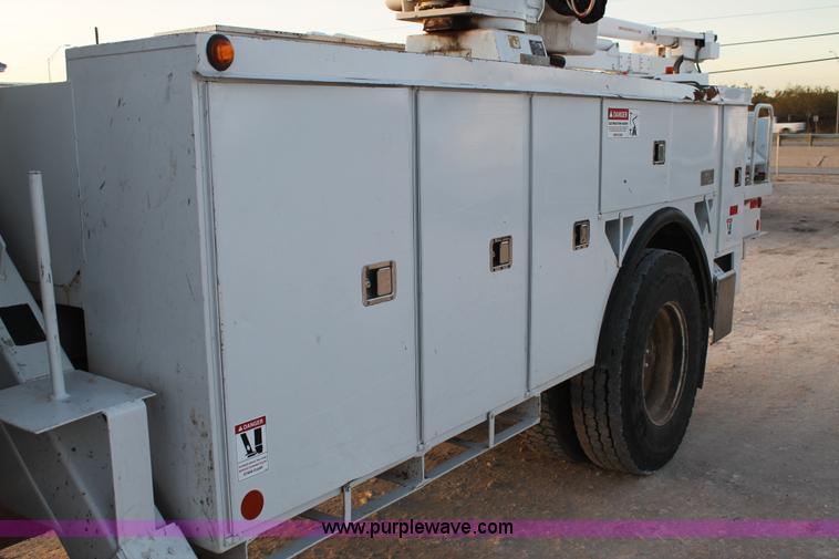 image for item J1340 2003 International Dura Star 4400 bucket truck