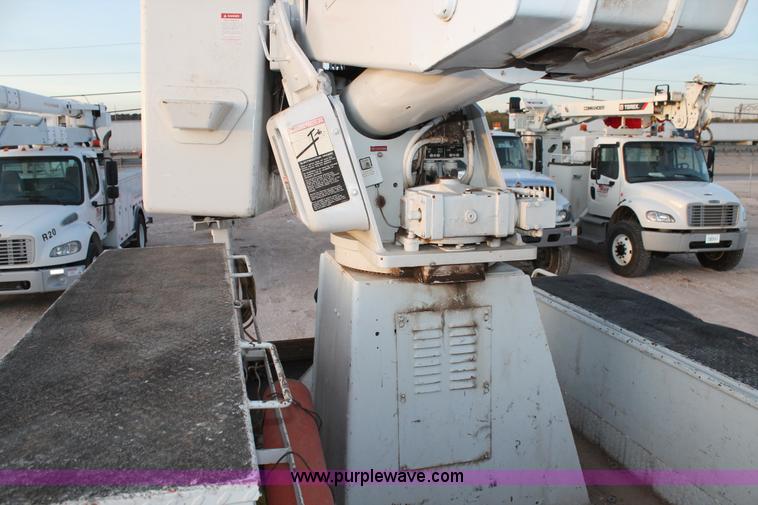 image for item J1340 2003 International Dura Star 4400 bucket truck