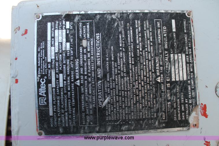 image for item J1340 2003 International Dura Star 4400 bucket truck