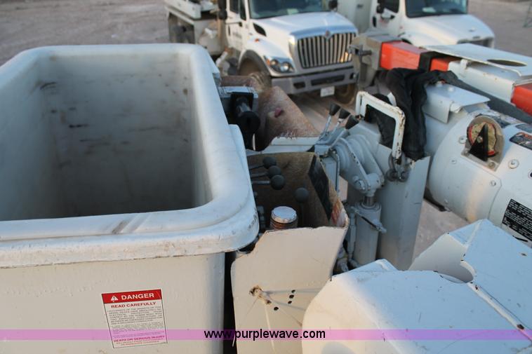 image for item J1340 2003 International Dura Star 4400 bucket truck