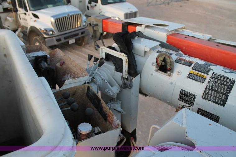 image for item J1340 2003 International Dura Star 4400 bucket truck