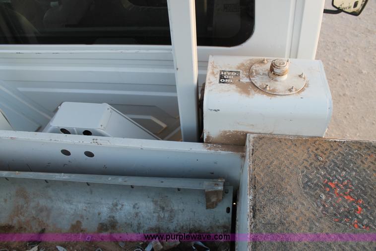 image for item J1340 2003 International Dura Star 4400 bucket truck