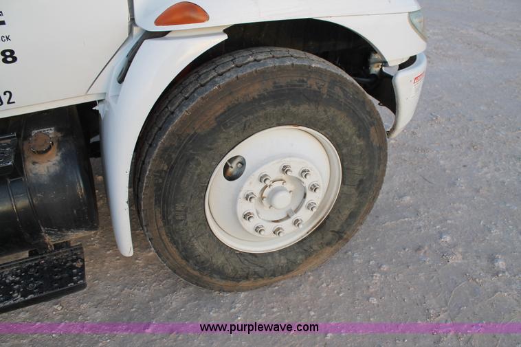 image for item J1340 2003 International Dura Star 4400 bucket truck