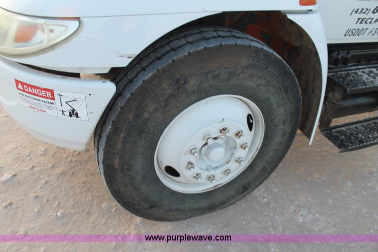 image for item J1340 2003 International Dura Star 4400 bucket truck