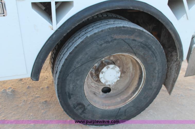 image for item J1340 2003 International Dura Star 4400 bucket truck