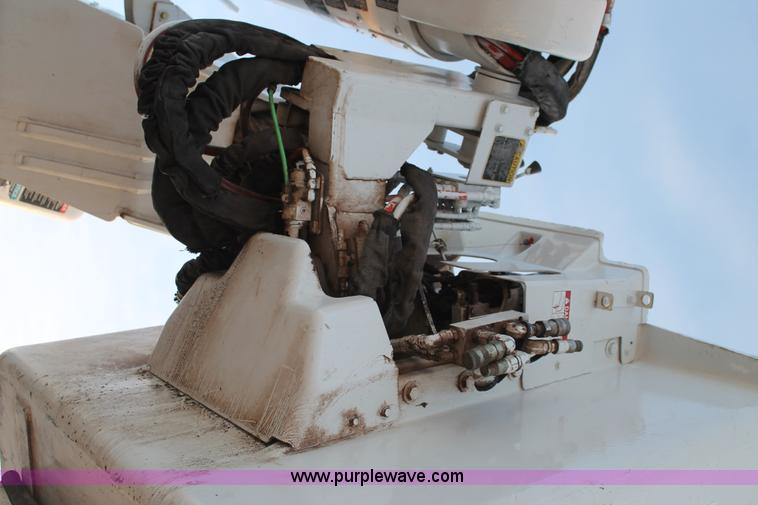 image for item J1340 2003 International Dura Star 4400 bucket truck