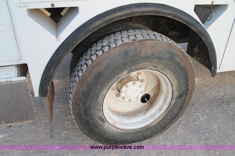 image for item J1340 2003 International Dura Star 4400 bucket truck