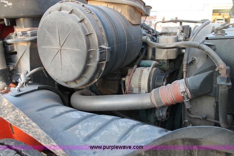 image for item J1340 2003 International Dura Star 4400 bucket truck