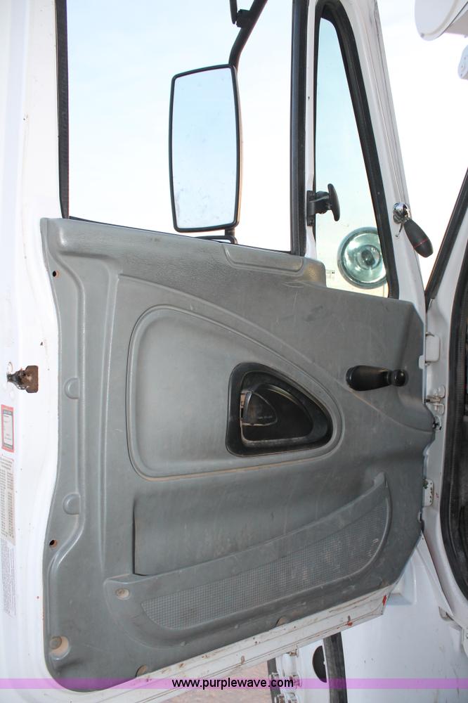image for item J1340 2003 International Dura Star 4400 bucket truck