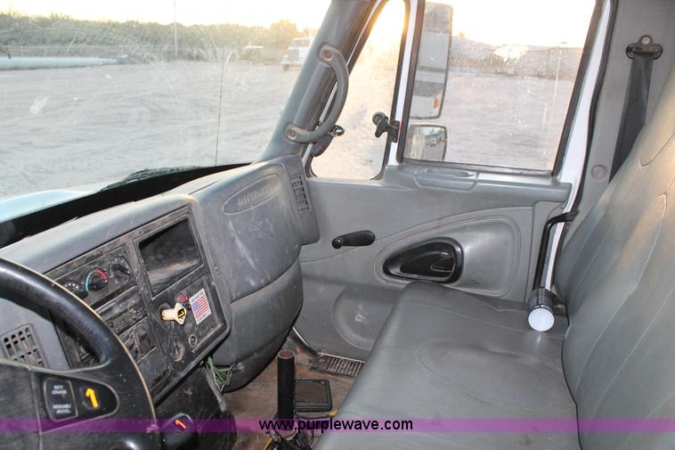 image for item J1340 2003 International Dura Star 4400 bucket truck