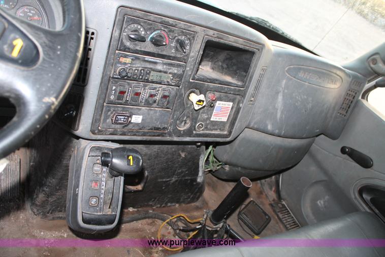 image for item J1340 2003 International Dura Star 4400 bucket truck