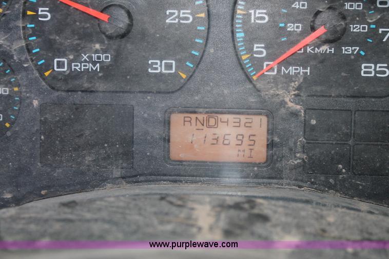 image for item J1340 2003 International Dura Star 4400 bucket truck