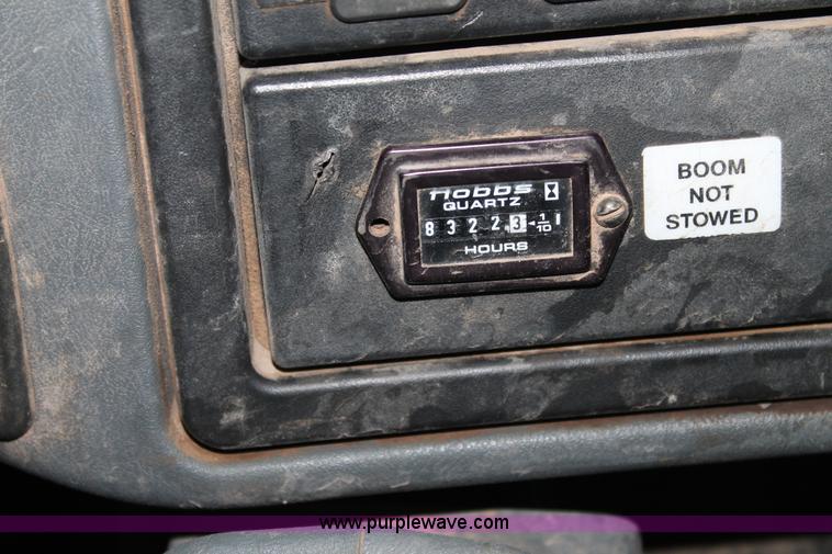 image for item J1340 2003 International Dura Star 4400 bucket truck