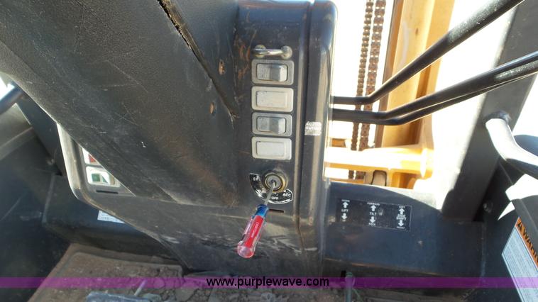 image for item J8404 2005 Case 586G forklift