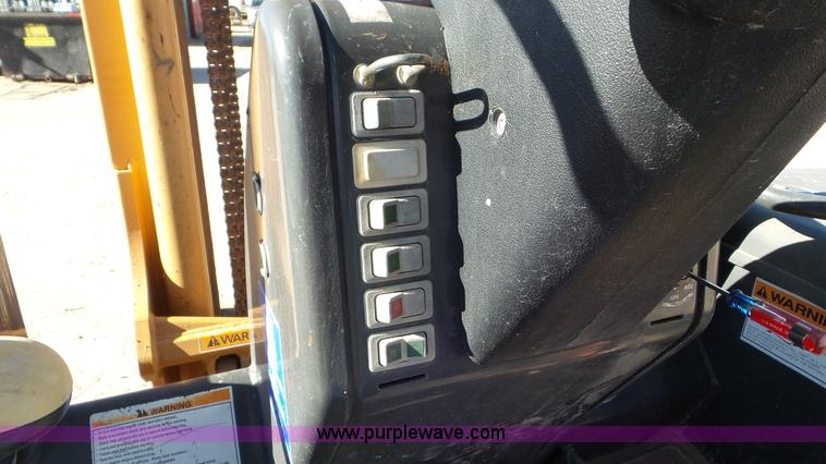 image for item J8404 2005 Case 586G forklift