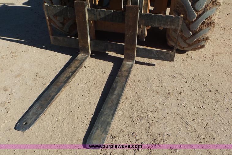 image for item J8404 2005 Case 586G forklift