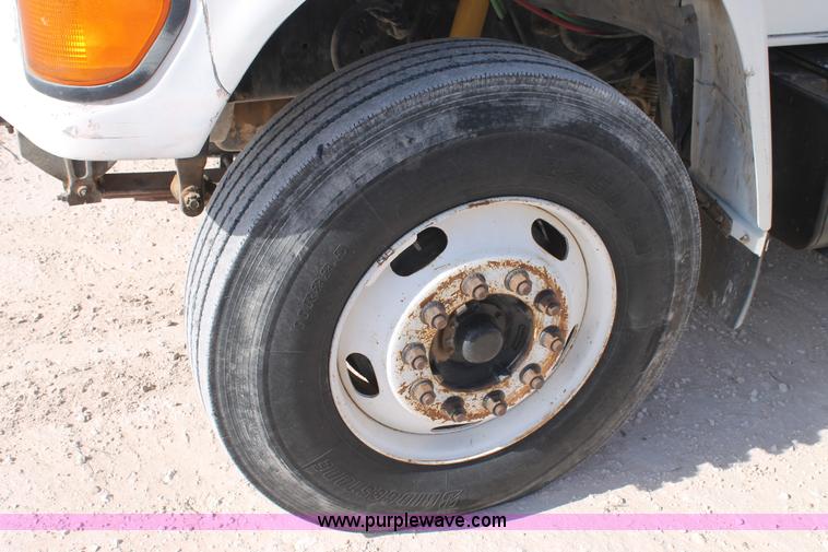 image for item L4464 1998 Ford FT900 bucket truck